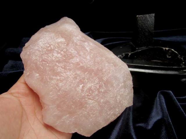 瑞々しい透明ピンク 光沢ローズクォーツ 原石 専用木製台座付き 高さ約