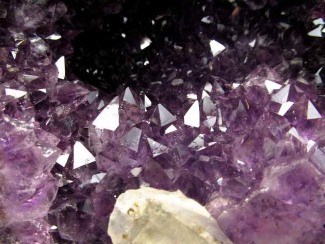 [貴重][色が濃い][透明度] [大きい] アメジスト　ポイント　85,7mm 透明度の高い紫の濃いアメジストドーム