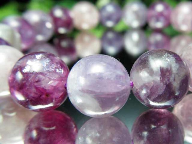 キラキラミックス MIX レピドライトシリカ ブレスレット 10mm-10.5mm×19珠 リチア雲母 パープルマイカと水晶が共生 妖艶パープルに浮かぶ白い羽 抜群の透明感と艶感 雲母独自の華やかな煌めき ブラジル産の通販は