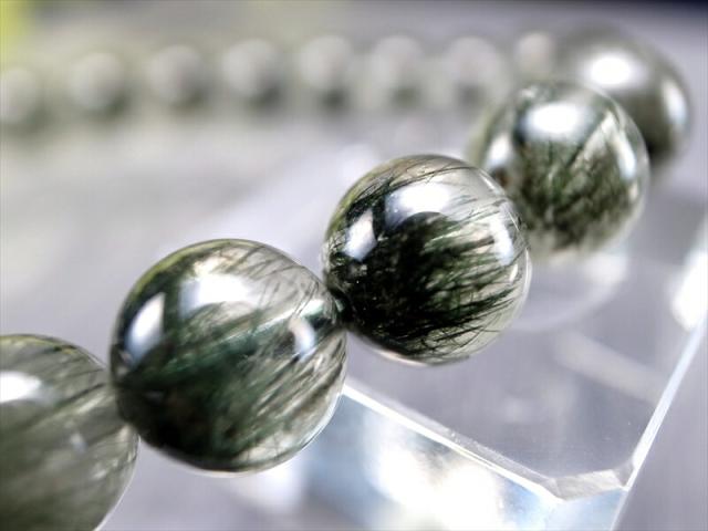 AA+ 透明×繊細黒針 グリーンウルフ ルチルクォーツブレスレット 8mm-8.5mm×23珠 クールな黒狼針 邪気払いの石 最強勝ち運ルチル 金運 ビジネス運の向上にの通販は 8,690円