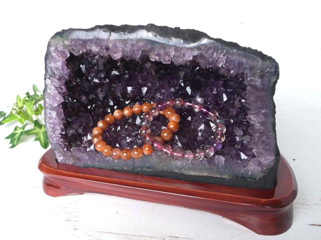 アメジストドーム15kg、(木製台座・保証書有り) 30cm × 36cm