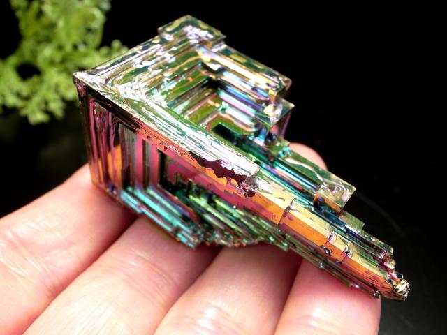 虹色に煌めく鉱石 ビスマス(人工石)鉱石 最大幅62mm 重さ89g レインボー