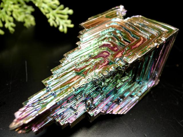 虹色に煌めく鉱石 ビスマス(人工石)鉱石 最大幅62mm 重さ89g レインボー