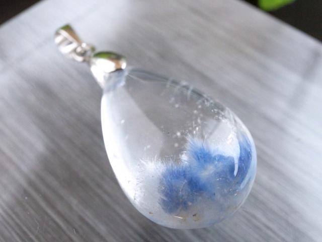 水晶の中に咲く瑠璃色の花 デュモルチェライト イン クォーツ ドロップ型 タンブル 最大幅約24mm 重さ3.9g 濃厚ブルーガーデンクォーツ 思慮の石 水晶の中に咲く瑠璃色の花 デュモルチェライト イン クォーツ