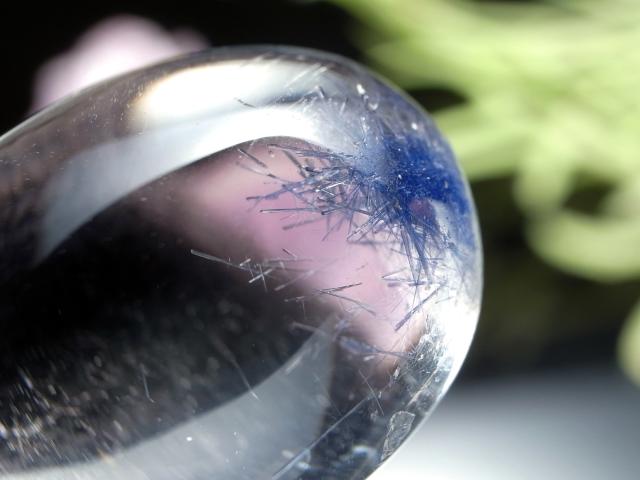 水晶の中に咲く瑠璃色の花 デュモルチェライト イン クォーツ ドロップ型 タンブル 最大幅約24mm 重さ3.9g 濃厚ブルーガーデンクォーツ 思慮の石 水晶の中に咲く瑠璃色の花 デュモルチェライト イン クォーツ