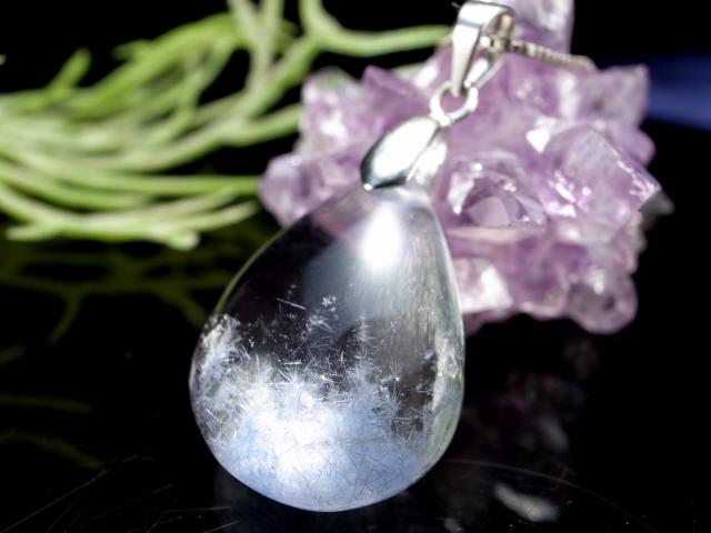 水晶の中に咲く瑠璃色の花 デュモルチェライト イン クォーツ ドロップ型 タンブル 最大幅約24mm 重さ3.9g 濃厚ブルーガーデンクォーツ 思慮の石 水晶の中に咲く瑠璃色の花 デュモルチェライト イン クォーツ
