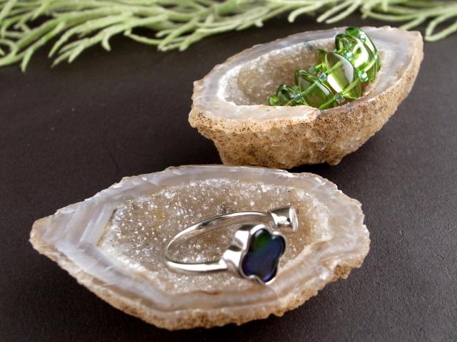 トレジャーメノウ　瑪瑙 瑪瑙\u0026水晶結晶 トレジャーアゲート 置物 重さ109g ジオード水晶 木製台