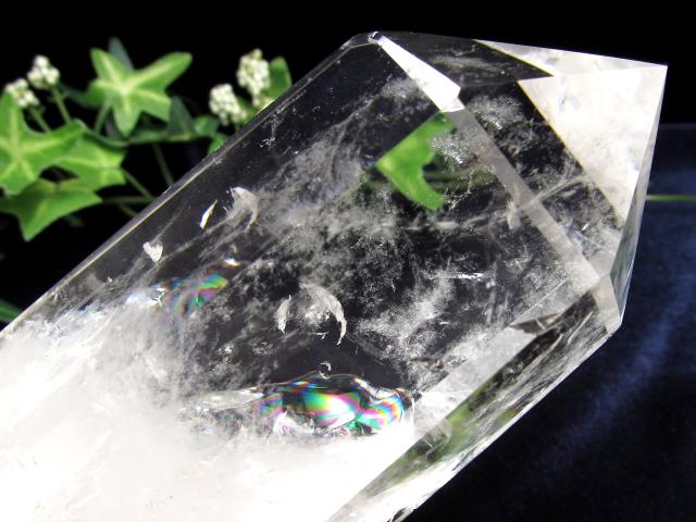 虹入り 透明水晶 ポイント 専用木製台座付 高さ200mm 重さ927g 極上