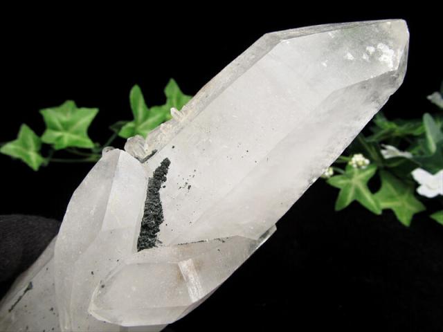 山型ファントム入り ヒマラヤ産 水晶 結晶原石 専用木製台座付 重さ 563g ヒマラヤの神々しき息吹を宿して ファントムの層が増幅する 清冽なエネルギー 1点物 ヒマラヤ産 パワーストーン 天然石