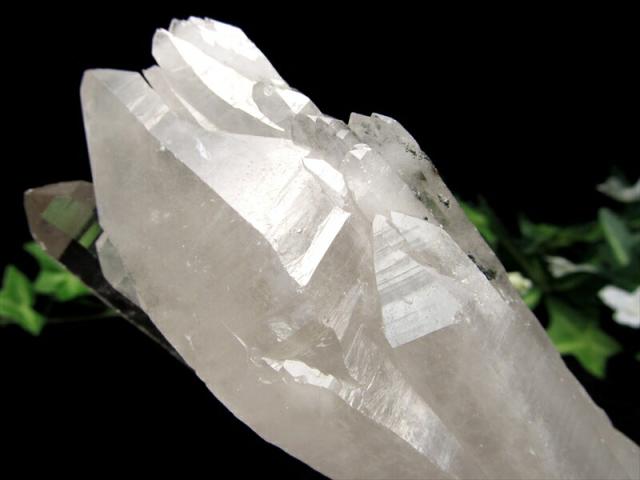 山型ファントム入り ヒマラヤ産 水晶 結晶原石 専用木製台座付 重さ 567g ヒマラヤの神々しき息吹を宿して ファントムの層が増幅する 清冽なエネルギー 1点物 ヒマラヤ産 パワーストーン 天然石
