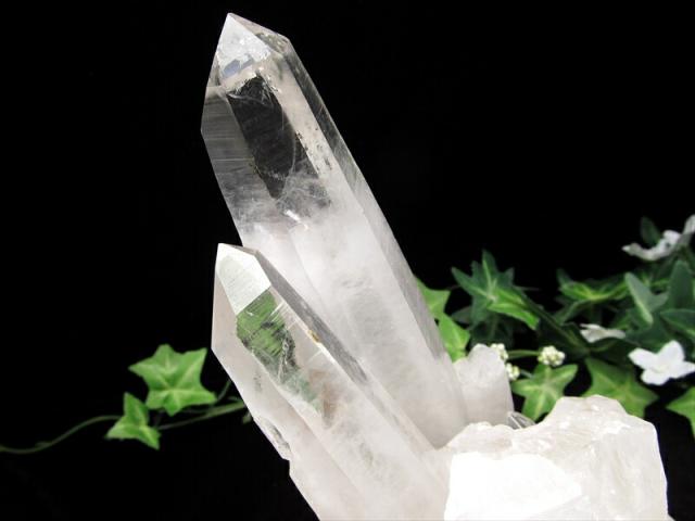 店頭展示中 山型ファントム入り ヒマラヤ産 水晶 結晶原石 専用木製台座付 重さ 1463g ヒマラヤの神々しき息吹を宿して ファントムの層が増幅する 清冽なエネルギー 1点物 ヒマラヤ産 パワーストーン 天然石