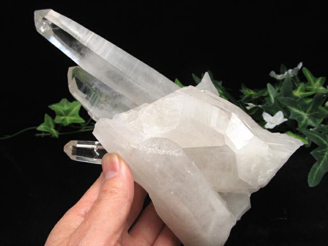店頭展示中 山型ファントム入り ヒマラヤ産 水晶 結晶原石 専用木製台座付 重さ 1463g ヒマラヤの神々しき息吹を宿して ファントムの層が増幅する 清冽なエネルギー 1点物 ヒマラヤ産 パワーストーン 天然石_7