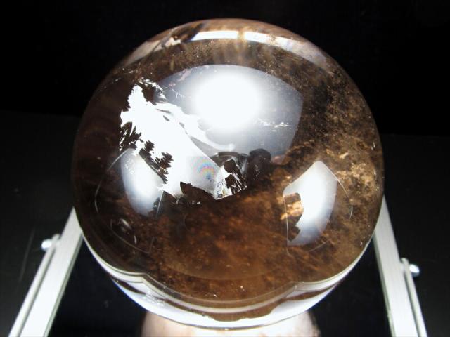 特大サイズ 虹入り 虹入り スモーキークォーツ 丸玉 台座付き 直径110mm 重さ1442g 魔除け・厄除けのお守りに 茶水晶 レインボーたっぷり 一点物 ブラジル産 パワーストーン 天然石