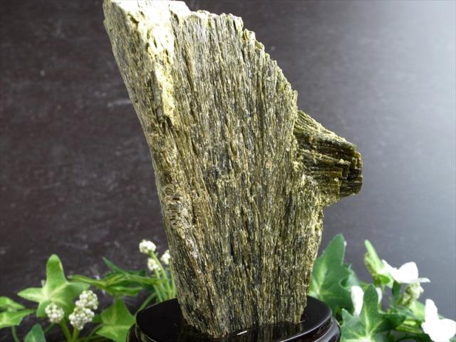 深緑が息づく 森のエネルギー結晶 グリーン ゾイサイト 原石 木製専用台座付 高さ141mm 重さ679g グリーンゾイサイト原石が育む 心と空間の豊かさ ベルベットのような美しい結晶 一点物 ナイジェリア産 パワーストーン 天然石