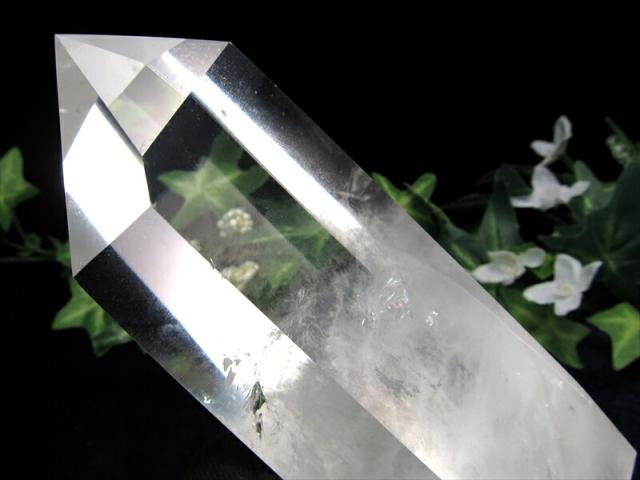虹入り エンジェルラダー入り 水晶ポイント 六角柱 専用木製台座付