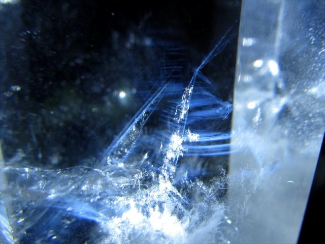 虹入り エンジェルラダー入り 水晶ポイント 六角柱 専用木製台座付