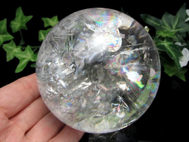 店頭展示中 このサイズで超透明 虹入り 5A 天然水晶 虹入り 丸玉 台座付 重さ946g φ88mm レインボー水晶 すべての浄化と純粋さの象徴 極上天然石 一点もの ブラジル産 パワーストーン 天然石_7