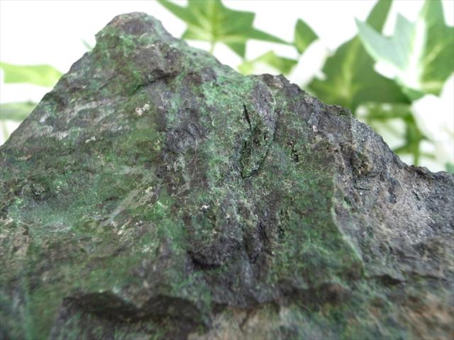 希少 国産原石 ウバロバイト 灰クロム柘榴石 原石 最大幅78mm 重さ580g 孤高を守る神聖な石 ストレス軽減 思考力を増強 天然石 北海道沙流郡平取町 八田鉱山 パワーストーン 天然石