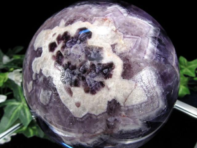 大玉 くっきり結晶 シェブロン アメジスト 丸玉 台座付 直径106mm 重さ1722g くっきり山模様 愛の守護石 癒しと安らぎの石 一点もの 紫水晶 ブラジル産 パワーストーン 天然石_1
