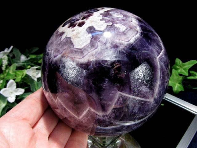 大玉 くっきり結晶 シェブロン アメジスト 丸玉 台座付 直径106mm 重さ1722g くっきり山模様 愛の守護石 癒しと安らぎの石 一点もの 紫水晶 ブラジル産 パワーストーン 天然石_5