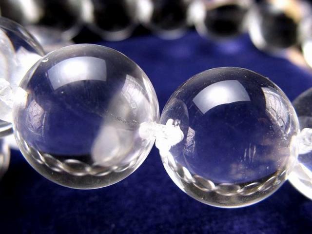 光を受けてレンズのように輝く 天然水晶 ブレスレット 約12mm-13mm×16珠前後 一粒が強調されるサイドドリル仕様 立体感のある高級デザイン 浄化・調和を象徴する万能石 ブラジル産_3
