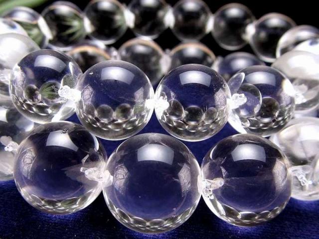 光を受けてレンズのように輝く 天然水晶 ブレスレット 約12mm-13mm×16珠前後 一粒が強調されるサイドドリル仕様 立体感のある高級デザイン 浄化・調和を象徴する万能石 ブラジル産