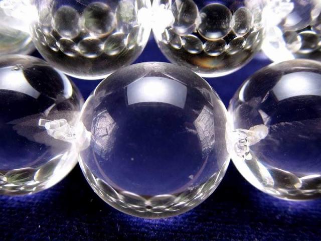 光を受けてレンズのように輝く 天然水晶 ブレスレット 約12mm-13mm×16珠前後 一粒が強調されるサイドドリル仕様 立体感のある高級デザイン 浄化・調和を象徴する万能石 ブラジル産_1