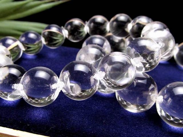 光を受けてレンズのように輝く 天然水晶 ブレスレット 約12mm-13mm×16珠前後 一粒が強調されるサイドドリル仕様 立体感のある高級デザイン 浄化・調和を象徴する万能石 ブラジル産_6
