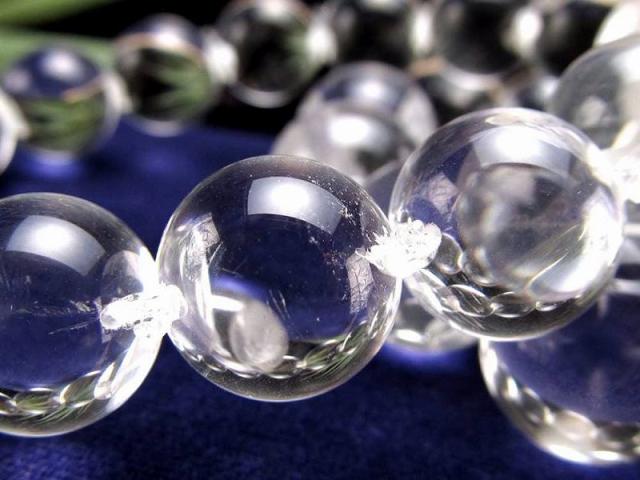 光を受けてレンズのように輝く 天然水晶 ブレスレット 約12mm-13mm×16珠前後 一粒が強調されるサイドドリル仕様 立体感のある高級デザイン 浄化・調和を象徴する万能石 ブラジル産_5