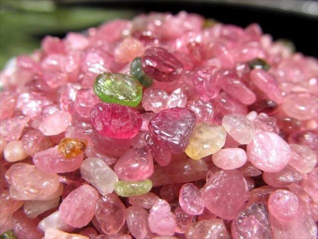 さらさら小粒タイプ ルベライト(ピンク トルマリン)結晶原石さざれ 約