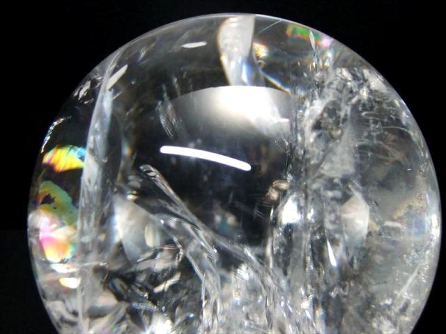 店頭展示中 このサイズで超透明 虹入り 5A 天然水晶 虹入り 丸玉 台座付 重さ946g φ88mm レインボー水晶 すべての浄化と純粋さの象徴 極上天然石 一点もの ブラジル産 パワーストーン 天然石_3