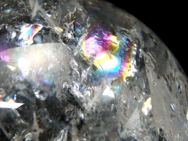 店頭展示中 このサイズで超透明 虹入り 5A 天然水晶 虹入り 丸玉 台座付 重さ946g φ88mm レインボー水晶 すべての浄化と純粋さの象徴 極上天然石 一点もの ブラジル産 パワーストーン 天然石_6