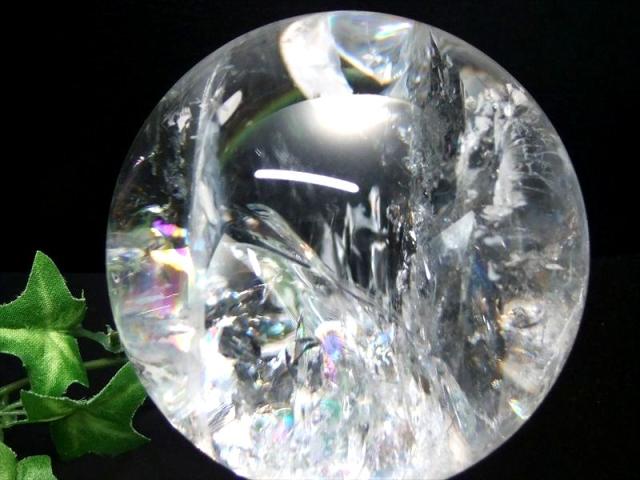 店頭展示中 このサイズで超透明 虹入り 5A 天然水晶 虹入り 丸玉 台座付 重さ946g φ88mm レインボー水晶 すべての浄化と純粋さの象徴 極上天然石 一点もの ブラジル産 パワーストーン 天然石_1