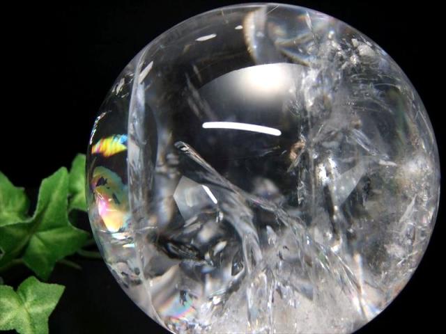 店頭展示中 このサイズで超透明 虹入り 5A 天然水晶 虹入り 丸玉 台座付 重さ946g φ88mm レインボー水晶 すべての浄化と純粋さの象徴 極上天然石 一点もの ブラジル産 パワーストーン 天然石_4