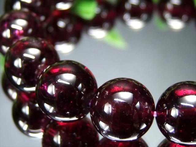 大珠 透かせばワインレッドパープル 4A ロードライトガーネット ブレスレット 12.5mm-13mm×25珠 魅惑のワインレッドカラー 真実の愛の石 歴史上最も古い宝石のひとつ 赤紫色の柘榴石 インド産 パワーストーン 天然石