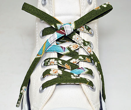 メール便 和柄靴紐ノーマル スニーカー用靴ひも おしゃれな平紐 色柄多数ちりめんメンズレディースクツヒモ 日本製シューレース 色126 の通販はau Pay マーケット 多数商品がメール便対応可 和柄グッズ和の輪 Au Pay マーケット店