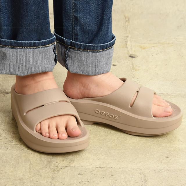 OOFOS　新品　厚底サンダル 210.jpg