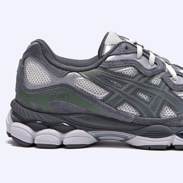 ASICS グレー ランニングシューズ　#1043 a-dot_as-1203a383101