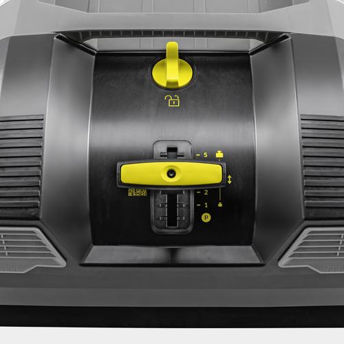 ■KARCHER 手押し式スイーパー KM 70/20 C〔品番:1.517130.0〕【6444206:0】[店頭受取不可]