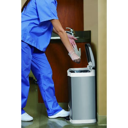 ■ラバーメイド スリムジム ステップオンコンテナ フロントステップ ステンレス 30.3L ブラック〔品番:1901985〕【8362786:0】[店頭受取不可]