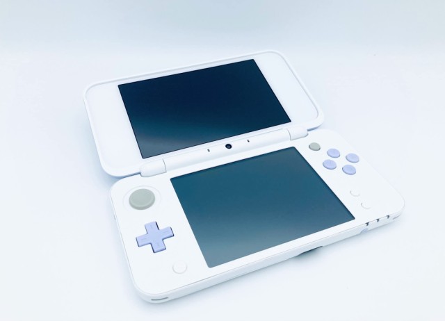 箱付 中古 Newニンテンドー2DS LL 【ホワイト×ラベンダー】の通販はau