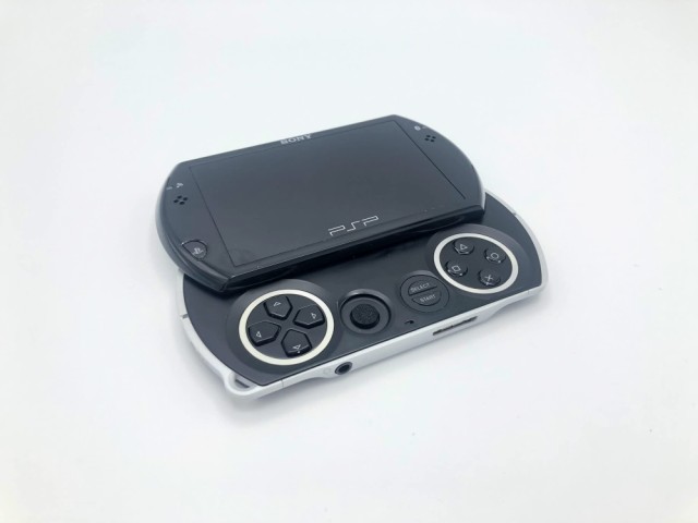 中古 PSP go「プレイステーション・ポータブル go」 ピアノ・ブラック (PSP-N1000PB)｜au PAY マーケット