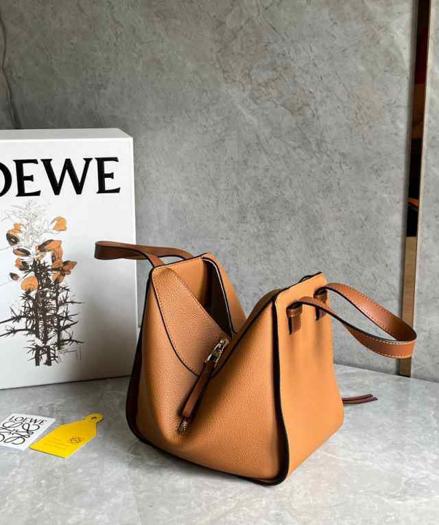 LOEWE ロエベ loewe ハンモック ドローストリングバッグ ミニ クラシックカーフ HAMMOCK BAG MINI ブラウン ブランド  レディース バッグ の通販はau PAY マーケット - atstore | au PAY マーケット－通販サイト