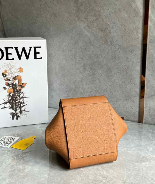 LOEWE ロエベ loewe ハンモック ドローストリングバッグ ミニ クラシックカーフ HAMMOCK BAG MINI ブラウン ブランド  レディース バッグ ｜au PAY マーケット