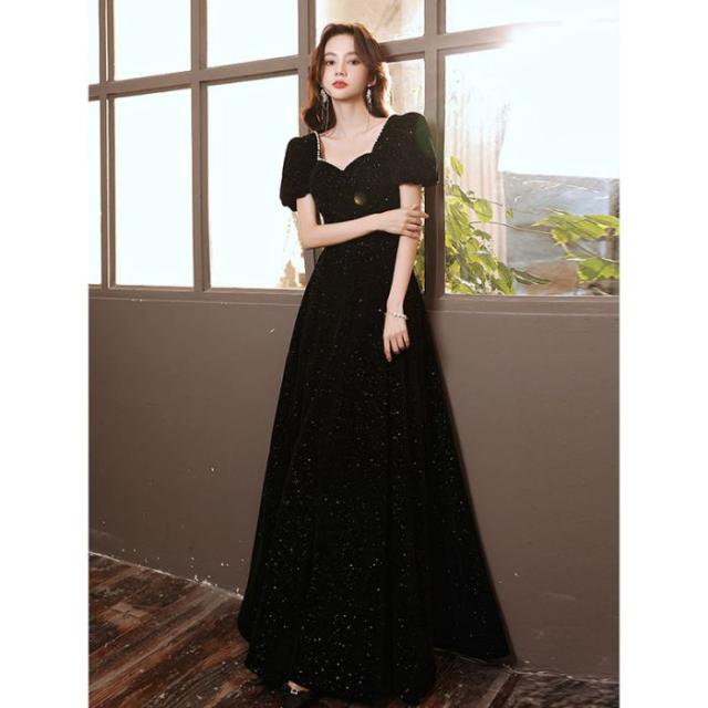 ブラックドレススカートの女性春の宴会気質セレブが軽装でニッチなフレンチ ロングドレス成人式