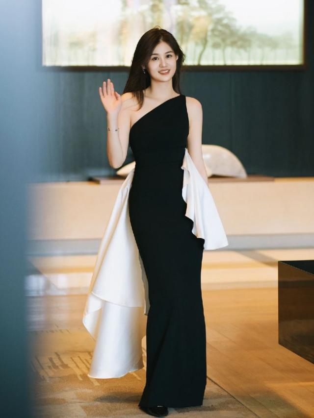 黒いパーティー成人式イブニングドレス誕生日スリムワンショルダーフィッシュテールドレスホストドレスシンプル