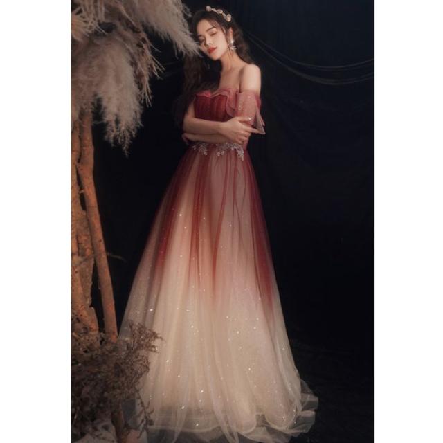 ワインレッドの 花嫁2023新モデル宴会気質のウェディングドレスで痩せて見えるワンショルダーのイブニングドレススカートの女性