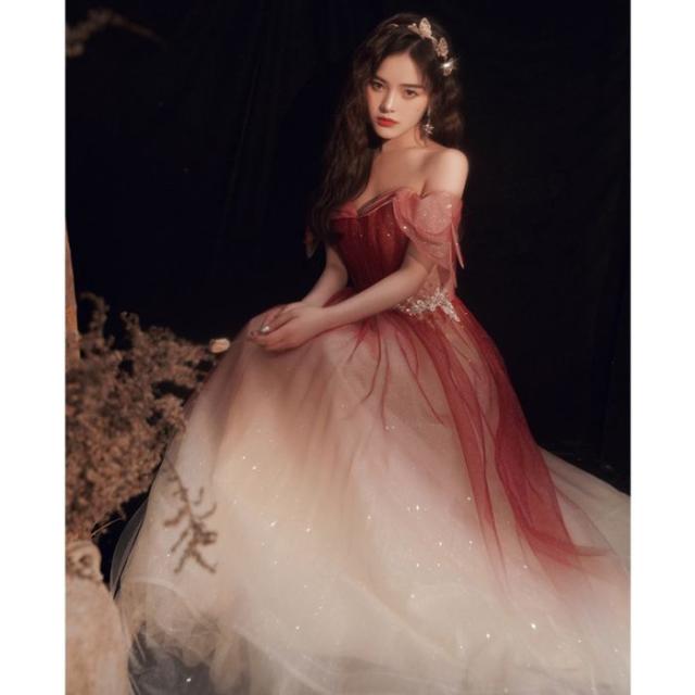 ワインレッドの 花嫁2023新モデル宴会気質のウェディングドレスで痩せて見えるワンショルダーのイブニングドレススカートの女性