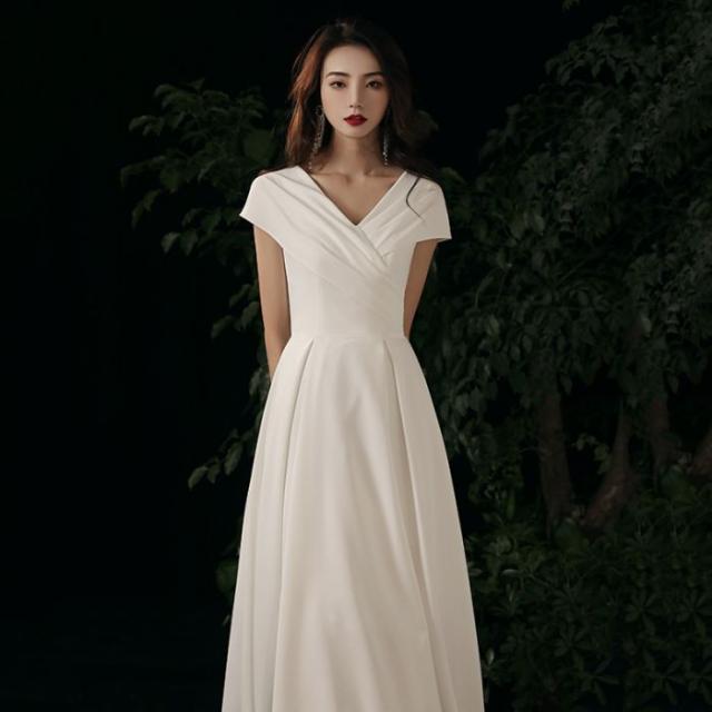 イブニングガール2023秋の新作宴会気分ロング白オーラ女王ワンピースは普段着可 イブニングガール2023秋の新作宴会気分ロング白オーラ女王ワンピースは