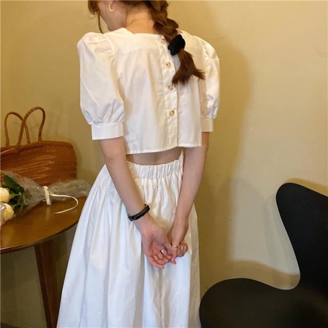 後ろ開き ワンピース パフスリーブ 半袖 ミモレ丈 ラウンドネック ロング丈 Aライン 無地 フレア モノトーン ハイウエスト バックボタン  かわいい 大人可愛い きれいめ シンプルの通販は